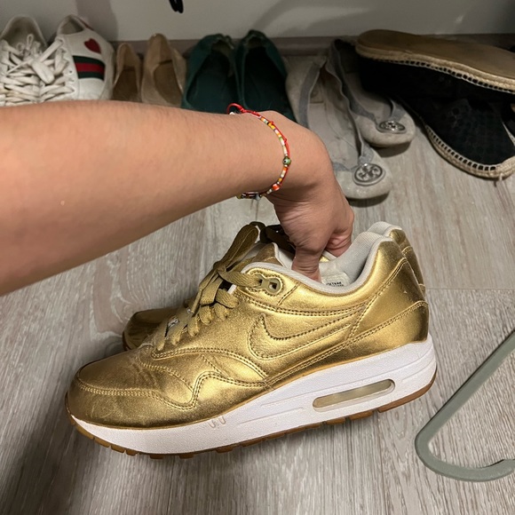 Nike Gold - Picture 3 of 6